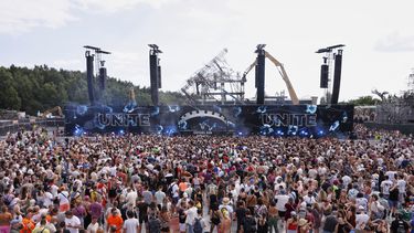 La gente escucha a Odymel y Pegassi actuando en el festival de música Tomorrowland en Boom, Bélgica, el viernes 18 de julio de 2025, dos días después de que un gran incendio el miércoles dañara gravemente la parte trasera del escenario principal. (Foto AP/Omar Havana)