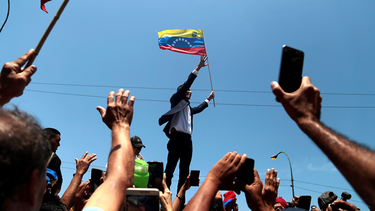 juan guaido llego a venezuela y desafia a maduro