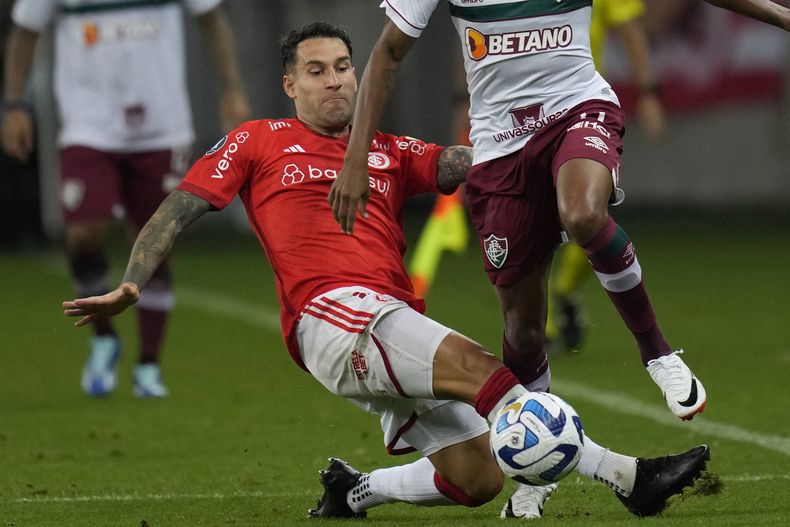 El futbolista español Hugo Mallo del club brasileño Internacional durante el partido de ida de las semifinales de la Copa Libertadores, el miércoles 4 de octubre de 2023 en Porto Alegre. (AP Foto/Andre Penner)