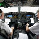 ARCHIVO - El piloto de American Airlines, Pete Gamble, izquierda, y el oficial John Konstanzer realizan verificaciones de prevuelo antes de despegar el aeropuerto Dallas Fort Worth, 2 de diciembre de 2020. (AP Foto/LM Otero, File)