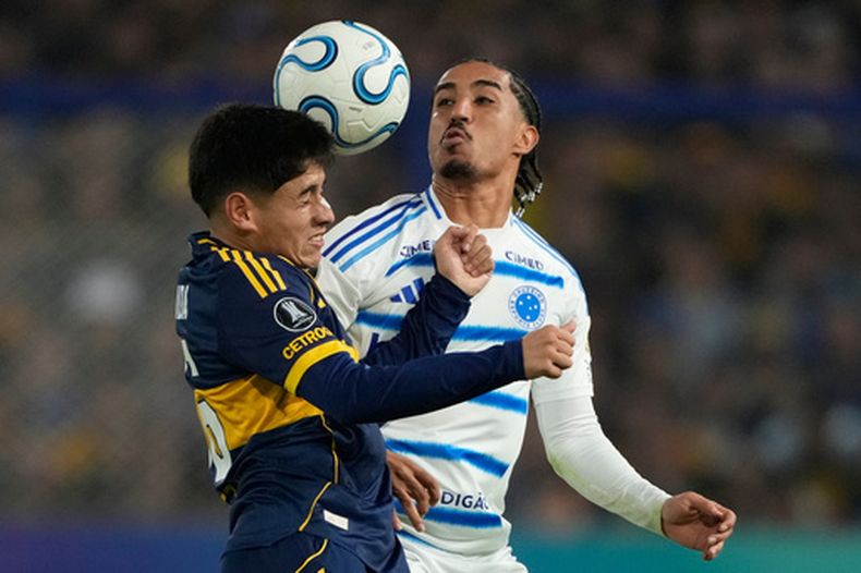 Tomás Aranda, de Boca Juniors, disputa un centro con Christian, de Cruzeiro, durante un duelo de la Copa Libertadores, disputado el martes 19 de mayo de 2026 (AP Foto/Gustavo Garello)