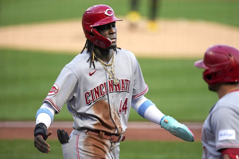 El dominicano Elly de la Cruz, de los Rojos de Cincinnati, vuelve a la cueva tras anotar en el juego del viernes 11 de agosto de 2023, ante los Piratas de Pittsburgh (AP Foto/Gene J. Puskar)