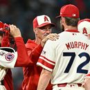 El lanzador de los Angelinos de Los Ángeles, Luke Murphy (72), habla con el coach de pitcheo Mike Maddux (segundo desde la izquierda), durante la octava entrada de un partido de béisbol contra los Cerveceros de Milwaukee, el viernes 31 de julio de 2026, en Anaheim, California. (Foto AP/William Liang)