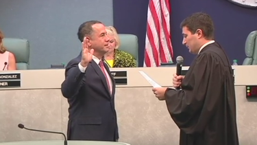 juramentan comisionados y el reelegido alcalde de miami beach