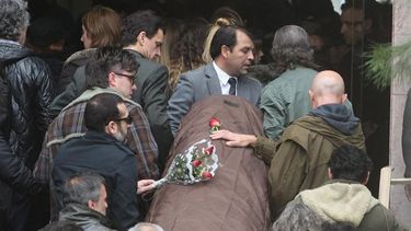 americateve | Lágrimas y emoción en el último adiós a Gustavo Cerati Los restos del músico ya descansan en el cementerio de la Chacarita; su madre fue ovacionada y agradeció el apoyo.