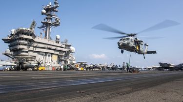 ARCHIVO - Esta fotografía publicada por la Marina de Estados Unidos muestra un helicóptero MH-60S Sea Hawk volando sobre el portaaviones USS Carl Vinson mientras operaba en Oriente Medio el 12 de abril de 2025. (Contramaestre de tercera clase Nathan Jordan/Marina de Estados Unidos vía AP, Archivo)