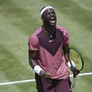 Frances Tiafoe celebra tras derrotar a Marton Fucsovics en las semifinales del Abierto de Stuttgart, el sábado 17 de junio de 2023. (Marijan Murat/dpa vía AP)