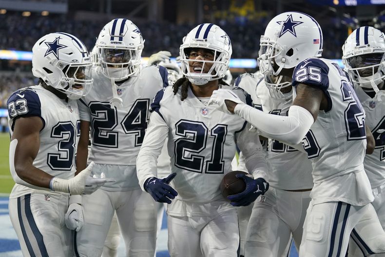 El cornerback Stephon Gilmore de los Cowboys de Dallas celebra con sus compañeros tras interceptar un pase en el cuarto periodo del encuentro ante los Chargers de Los Ángeles el lunes 16 de octubre del 2023. (AP Foto/Ashley Landis)