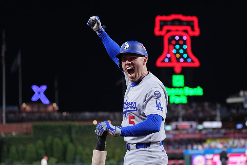Freddie Freeman, de los Dodgers de Los Ángeles, reacciona después de que el dominicano Teoscar Hernández conectó un jonrón de tres carreras al lanzador de los Filis de Filadelfia, Matt Strahm, durante la séptima entrada en el Juego 1 de la Serie Divisional de la Liga Nacional de béisbol, el sábado 4 de octubre de 2025, en Filadelfia. (AP Photo/Matt Rourke)