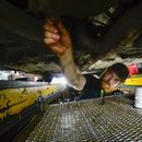 Un empleado trabaja en un taller de vehículos en Brattleboro, Vermont, el 15 de julio del 2024. (Kristopher Radder/The Brattleboro Reformer via AP)