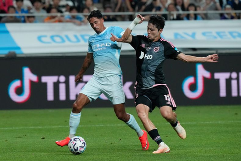 El centrocampista del Manchester City, Tijjani Reijnders (izquierda), lucha por el balón con Lee Ki Hyeok, del Team K-League, durante un partido amistoso de fútbol en Seúl, Corea del Sur, el miércoles 5 de agosto de 2026. (Foto AP/Ahn Young-joon)