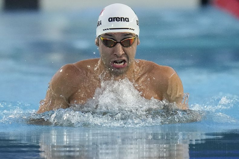 Miguel de Lara, de México, compite en los 200 metros pecho en los Juegos Centroamericanos y del Caribe de San Salvador, el jueves 29 de junio de 2023 (AP Foto/Arnulfo Franco)