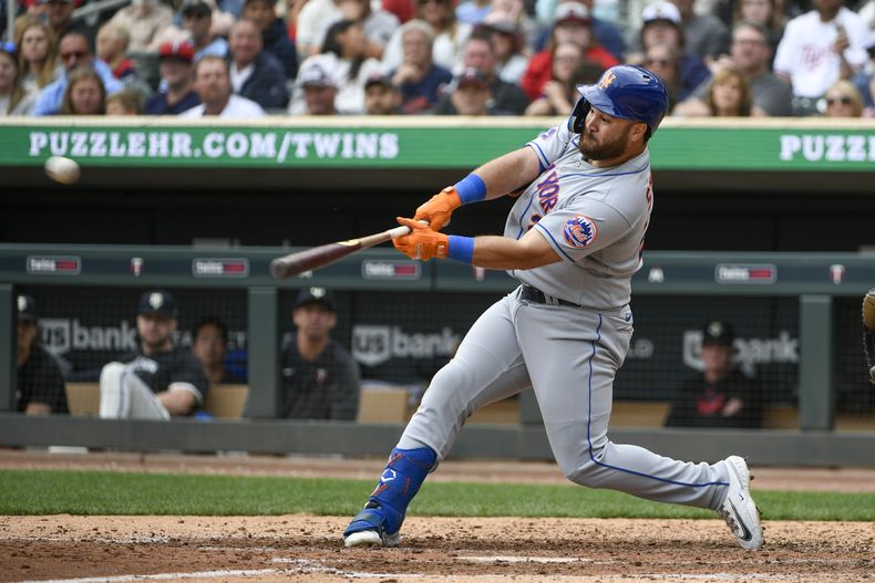 DJ Stewart de los Mets de Nueva York batea un doble ante los Mellizos de Minnesota, el domingo 10 de septiembre de 2023, en Minneapolis. (AP Foto/Craig Lassig)