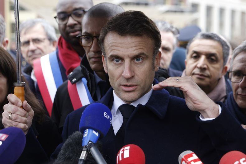 El presidente de Francia Emmanuel Macron, rodeado por funcionarios, participa de la ceremonia de inauguración de la Villa Olímpica, el jueves 29 de febrero de 2024, en Saint-Denis, al norte de París. (Ludovic Marin, Pool vía AP)