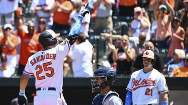 Orioles vencen a Rays con jonrón dedicado de Santander