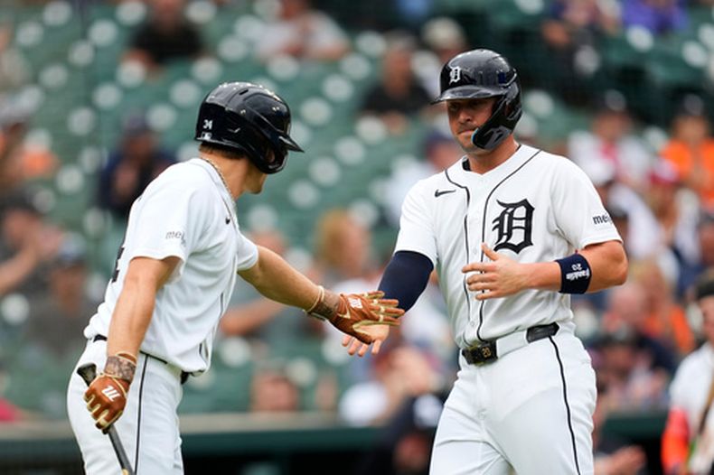 Spencer Torkelson, derecha, de los Tigres de Detroit, celebra el haber anotado carrera con Brett Callahan, izquierda, en la séptima entrada del juego de béisbol de Grandes Ligas contra los Mellizos de Minnesota, el miércoles 9 de septiembre de 2026, en Detroit. (AP Foto/Paul Sancya)