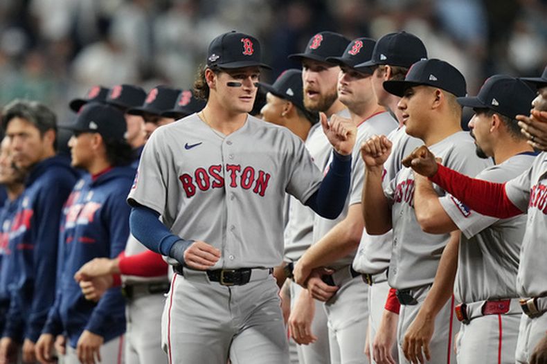 El bateador designado de los Medias Rojas de Boston, Roman Anthony, saluda a sus compañeros antes del primer juego de la serie de comodines de la Liga Americana de béisbol contra los Yankees de Nueva York, el 29 de septiembre de 2026, en Nueva York. (Foto AP/Frank Franklin II)