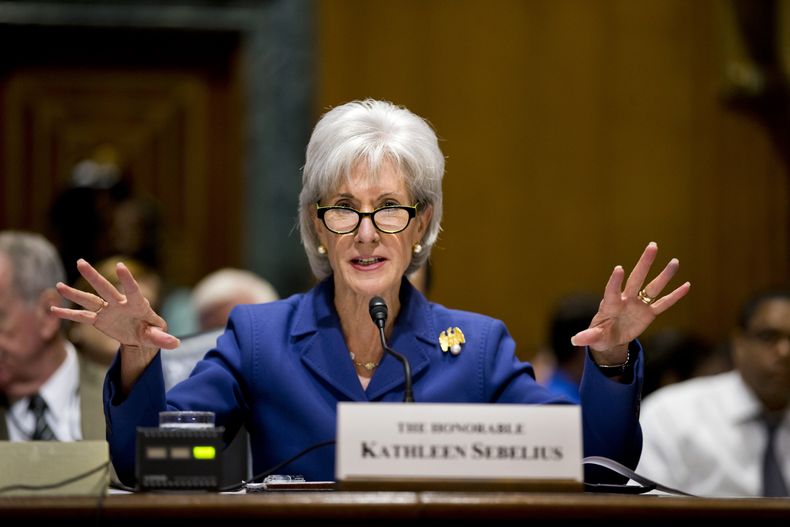La secretaria de salud y servicios humanos, Kathleen Sebelius, rinde testimonio en el Congreso en Washington el 6 de noviembre del 2013 sobre los arreglos que necesita el portal del gobierno sobre el seguro de salud del gobierno (AP Foto/J. Scott Applewhi