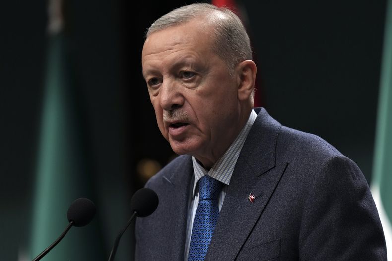 El presidente de Turquía, Recep Tayyip Erdogan, participa en una conferencia de prensa conjunta con el presidente interino de Siria, Ahmad al-Sharaa, tras una reunión en el palacio presidencial, en Ankara, Turquía, el 4 de febrero de 2025. (AP Foto/Francisco Seco)
