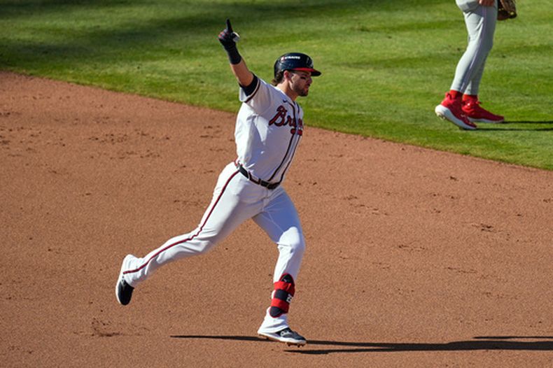 Austin Riley de los Bravos de Atlanta celebra su jonrón de tres carreras en la octava entrada del primer juego de la serie de comodines de la Liga Nacional ante los Filis de Filadelfia, el martes 29 de septiembre de 2026. (AP Foto/Mike Stewart)