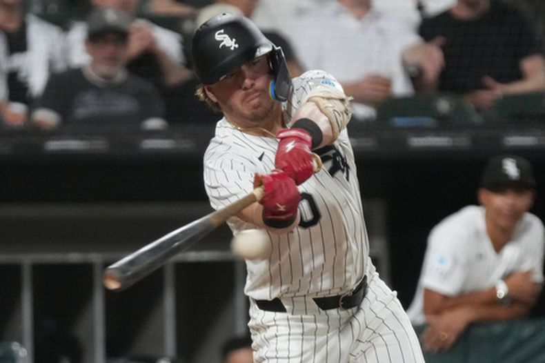 Chase Meidroth, de los Medias Blancas de Chicago, pega un sencillo de dos carreras ante los Guardianes de Cleveland, el sábado 8 de agosto de 2026 (AP Foto/David Banks)