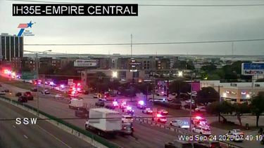 La presencia policial cerca de una oficina de Inmigración y Control de Aduanas en el noroeste de Dallas el 24 de septiembre del 2025. (WFAA via AP)