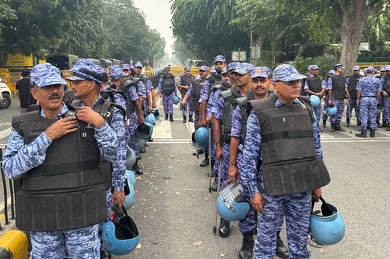 Miembros de las fuerzas de seguridad forman en el recinto donde una protesta reclama la renuncia del director de la comisión electoral, en Nueva Delhi, India, el 10 de octubre de 2026. (AP Foto/Manish Swarup)