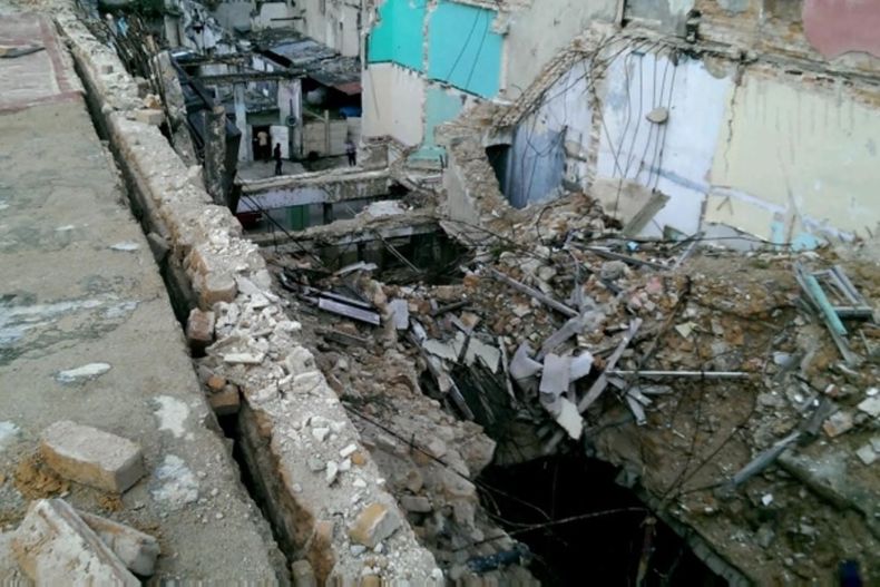 Yasel y Kenia perdieron su casa en marzo del 2014 cuando fue aplastada por el derrumbe del edificio colindante.