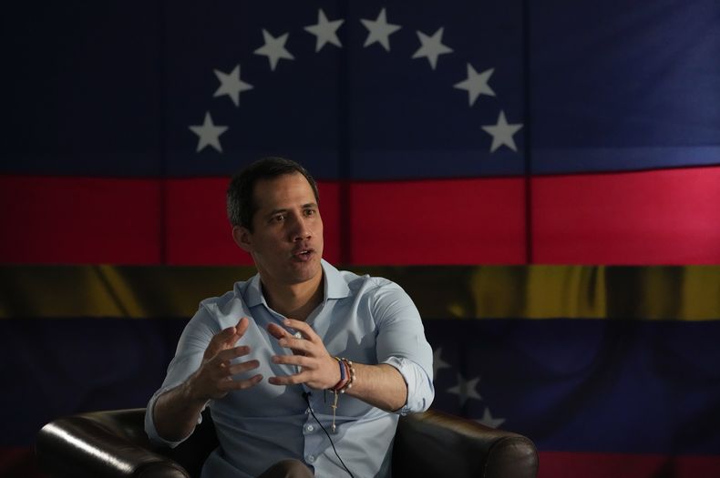 El líder opositor venezolano Juan Guaidó durante una entrevista con The Associated Press, el jueves 10 de febrero de 2022, en Caracas. (AP Foto/Ariana Cubillos, Archivo)