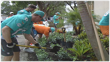 jugadores de los miami dolphins remodelan colegio de hialeah