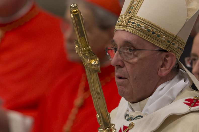 El papa Francisco llega a la ceremonia para ordenar a dos nuevos obispos en la Bas&oacute;lica de San Pedro, en el Vaticano, el jueves 24 de octubre. Francisco descar&acute;to el s&aacute;bado que pueda visitar su pa&iacute;s natal, Argentina, antes de 20