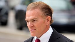 El ex boina verde Jordan Goudreau camina hacia un tribunal federal para una audiencia de fianza en Tampa, Florida, el miércoles 29 de octubre de 2025. (AP Foto/Chris OMeara)
