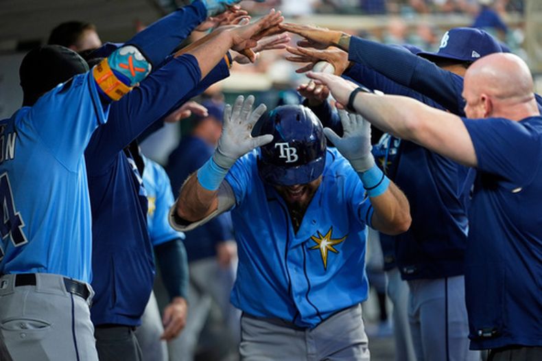 Jonathan Aranda, de los Rays de Tampa Bay, celebra su cuadrangular contra los Tigres de Detroit durante la sexta entrada del juego de béisbol de Grandes Ligas, el lunes 24 de agosto de 2026, en Detroit. (AP Foto/Paul Sancya)