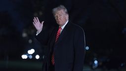 El presidente estadounidense Donald Trump saluda a los periodistas en el jardín sur de la Casa Blanca en Washington el 22 de marzo del 2025. (AP foto/Jose Luis Magana)