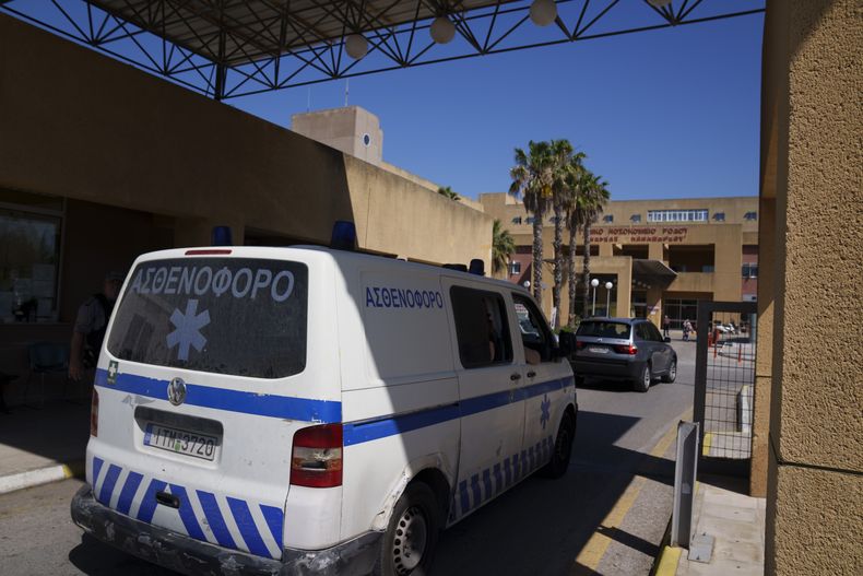 Una ambulancia atraviesa la entrada de un hospital estatal en la isla de Rodas, donde fue trasladado el cuerpo del presentador de televisión británico Michael Mosley tras su muerte mientras estaba de vacaciones en la cercana isla de Symi, el lunes 10 de junio de 2024. (AP Photo/Petros Giannakouris)