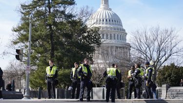 Policías del Capitolio federal están parados cerca de una protesta afuera de la Corte Suprema de Estados Unidos el jueves 8 de febrero de 2024 en Washington. (AP Foto/Mariam Zuhaib)