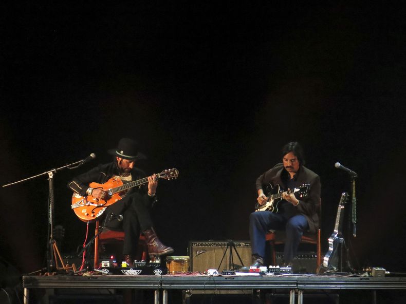 El dúo de guitarristas Hermanos Gutiérrez, Estevan, izquierda, y Alejandro, durante un concierto en la Ciudad de México el 21 de mayo de 2023. (Foto AP/Berenice Bautista)