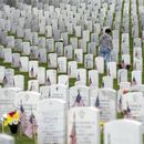 Personas caminan entre las lápidas mientras visitan la Sección 60 del Cementerio Nacional Arlington durante el Día de los Caídos en Guerras, el lunes 29 de mayo de 2023, en Arlington, Virginia. (AP Foto/Alex Brandon)