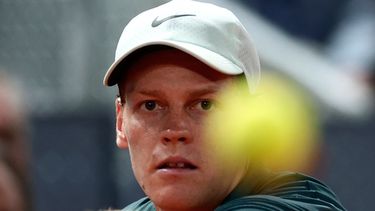 Jannik Sinner devuelve ante Rafael Jódar en el Abierto de Madrid, el 29 de abril de 2026. (AP Foto/Pablo García)