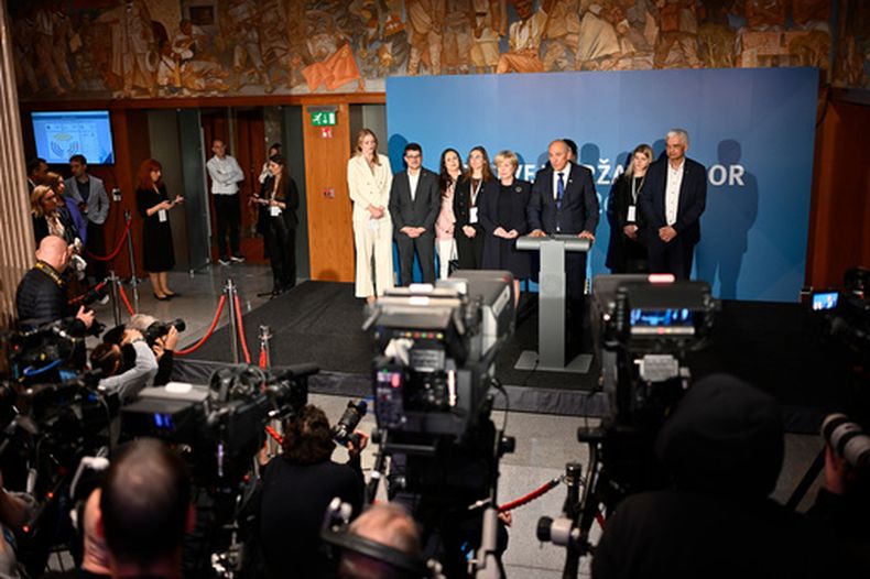 El ex primer ministro de Eslovenia Janez Jansa (cent) habla con la prensa en el parlamento en Liubliana, Eslovenia, el 22 de marzo del 2026. (AP foto/Denes Erdos)