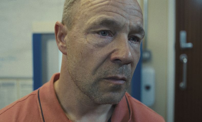Esta imagen publicada por Netflix muestra a Stephen Graham en una escena de Adolescencia. (Netflix via AP)
