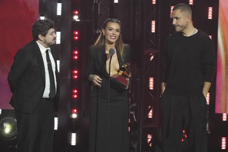 Kany Garcia recibe el premio a mejor álbum pop tradicional en la 25a entrega del Latin Grammy el 14 de noviembre de 2024, en Miami. (Foto AP/Lynne Sladky)