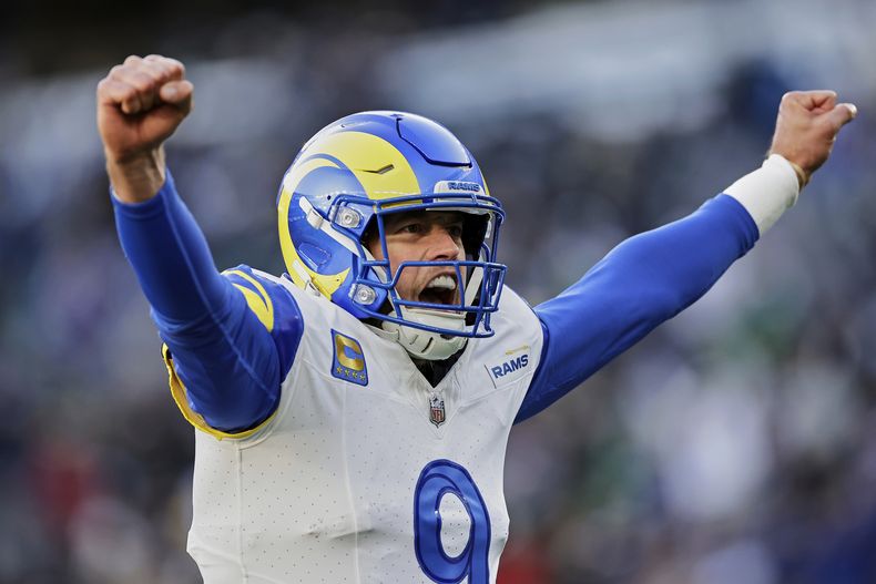 ARCHIVO - Matthew Stafford (9), quarterback de los Rams de Los Ángeles, reacciona después de lanzar un pase de touchdown durante un partido de la NFL en contra de los Jets de Nueva York, el domingo 22 de diciembre de 2024, en East Rutherford, Nueva Jersey. (AP Foto/Adam Hunger)