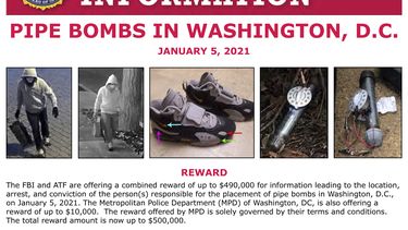 Esta imagen muestra parte de un aviso que busca información sobre un sospechoso publicado por el FBI en torno a unos artefactos explosivos colocados afuera de las oficinas del Comité Nacional Republicano y el Comité Nacional Demócrata en Washington el 5 de enero de 2021, en la víspera del asalto al Capitolio federal. (FBI vía AP)