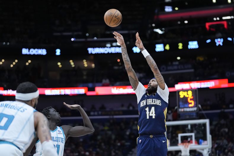 Brandon Ingram, alero de los Pelicans de Nueva Orleáns, dispara en el partido ante los Hornets de Charlotte, el miércoles 17 de enero de 2024 (AP Foto/Gerald Herbert)