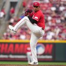 El venezolano José Franco, de los Rojos de Cincinnati, realiza un lanzamiento en el segundo juego de una doble cartelera ante los Guardianes de Cleveland, el martes 28 de julio de 2026 (AP Foto/Kareem Elgazzar)