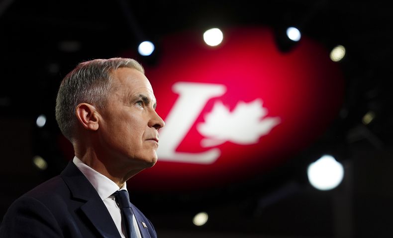Mark Carney, exgobernador del Banco Central canadiense, escucha el discurso del primer ministro Justin Trudeau durante el anuncio del liderazgo del Partido Liberal en Ottawa, Canadá, el domingo 9 de marzo de 2025. (Sean Kilpatrick/The Canadian Press via AP)