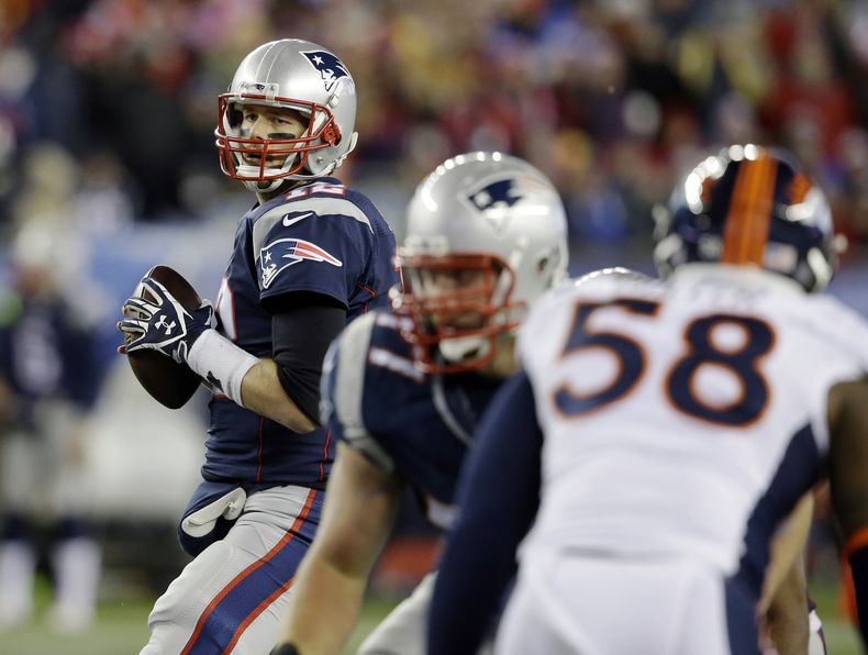 Tom Brady, de los Patriots de Nueva Inglaterra, busca un receptor durante el encuentro del doimingo 2 de noviembre de 2014, frente a los Broncos de Denver (AP Foto/Stephan Savoia)