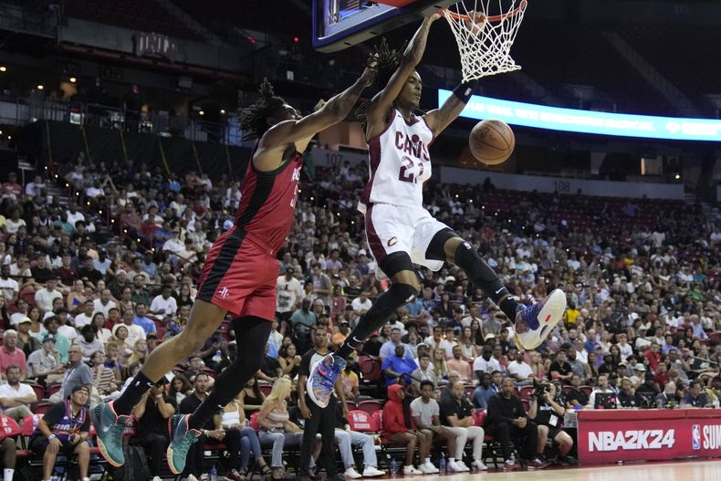 Emoni Bates de los Cavaliers de Cleveland clava el balón frente a Jermaine Samuels Jr. de los Rockets de Housotn durante el encuentro de campeonato de la Liga de Verano el lunes 17 de julio del 2023. (AP Foto/John Locher)