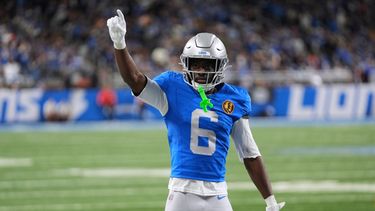 ARCHIVO - El cornerback de los Lions de Detroit, Therrion Arnold, reacciona tras una jugada en el partido ante los Packers de Green Bay, el 27 de noviembre de 2025 (AP Foto/Paul Sancya, Archivo)